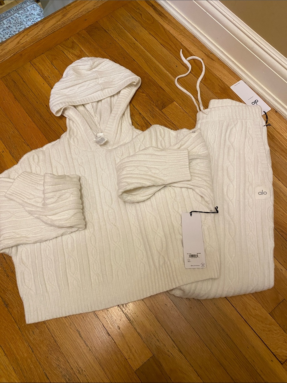 New with Tags Alo Cable Winter Bliss Sweater L and Jogger M Set